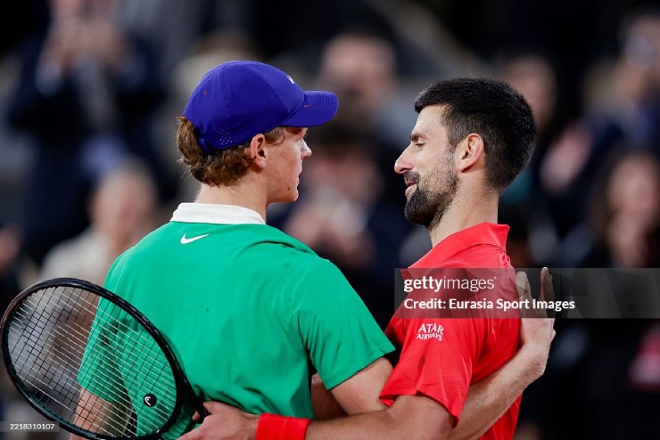 Sinner (áo xanh) thắng nhưng tôn trọng Nole (áo đỏ) 