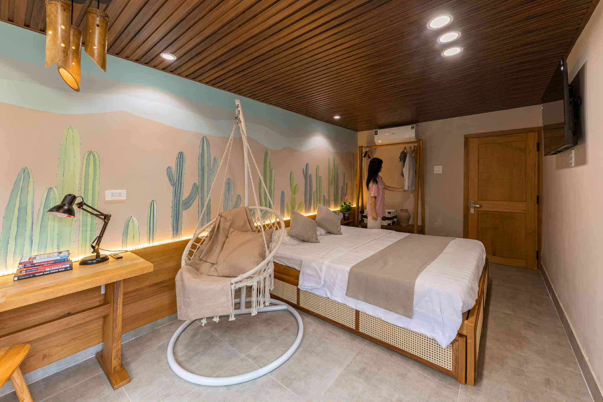 Phòng Bãi Xép được thiết kế có chiếc đèn ngủ độc đáo được đục bằng tay từ ống tre.