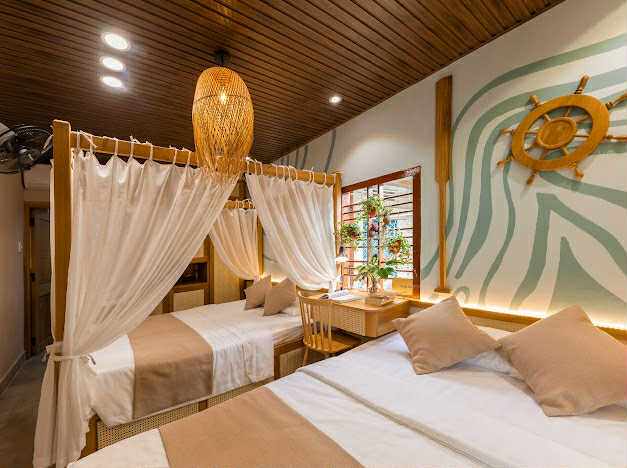 “Phòng có thể thiết kế linh hoạt 1 giường ngủ 1m6 cố định và 1 chiếc thuyền gỗ mô phỏng có thể linh hoạt khi thì là bàn trà, khi thì hoá thành chiếc giường ngủ thứ 2 rộng 1m6 thật thích thú với tụi trẻ”, chị Huyền nói.