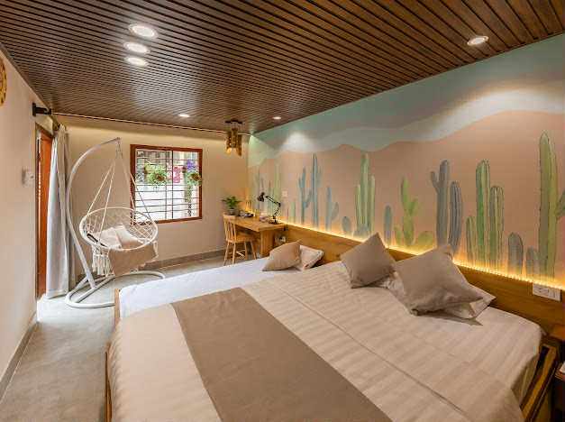 &nbsp;“Điểm nổi bật là phòng trang bị 1 chiếc xích đu trắng xinh xắn phù hợp với các nàng thơ&nbsp;tạo dáng hoặc cho tụi trẻ nghịch ngợm đung đưa. Ngồi đọc sách trên chiếc xích đu này, nghe sóng biển rì rào, thi thoảng nhìn ra hàng cây trúc trước cửa phòng khiến ai đó có thể ngồi lì trong phòng chẳng cần đi đâu”, chị Huyền cho hay.