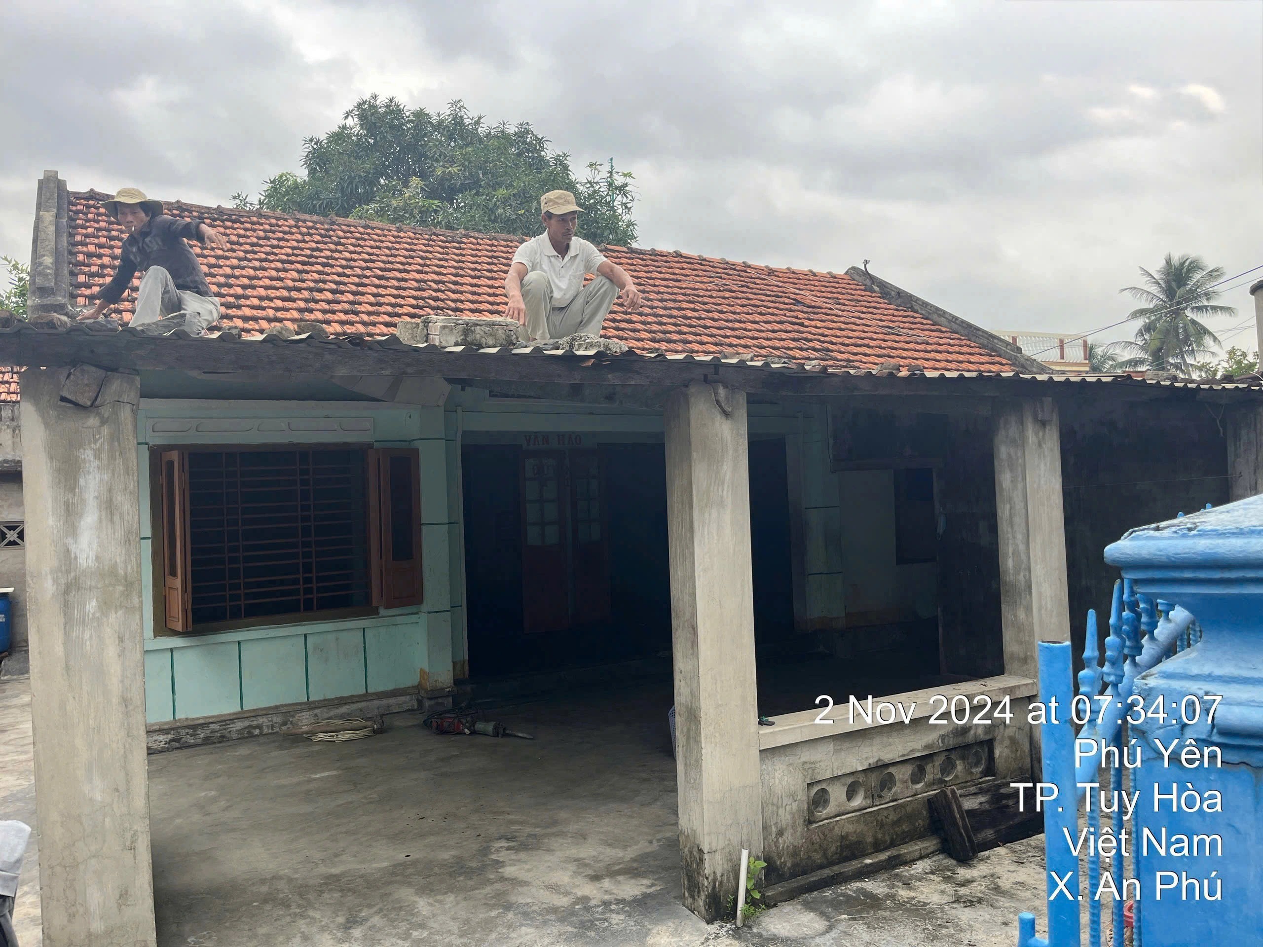 Để căn nhà vẫn giữ được nét riêng theo phong cách truyền thống, vợ chồng chị Huyền đã giữ nguyên khung gỗ và mái ngói.