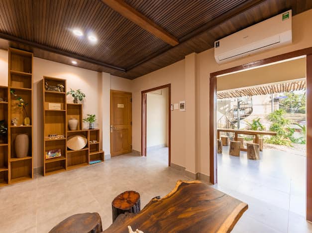 Sau gần 2 tháng cải tạo với chi phí khoảng 700 triệu đồng, căn nhà của vợ chồng chị Huyền hoàn thành với vẻ đẹp mộc mạc, bình dị nhưng đậm chất biển cả với 1 phòng sinh hoạt chung; 1 khu vực ăn, quầy bếp và giếng cổ ngoài trời; 3 phòng nghỉ khép kín.