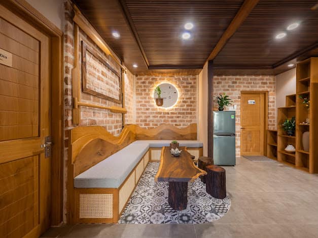 Mỗi căn phòng được chị đặt tên theo các địa danh nổi tiếng của Phú Yên, lần lượt là: Phòng Đá Đĩa, phòng Bãi Xép, phòng Vũng Rô, Nghinh Phong…