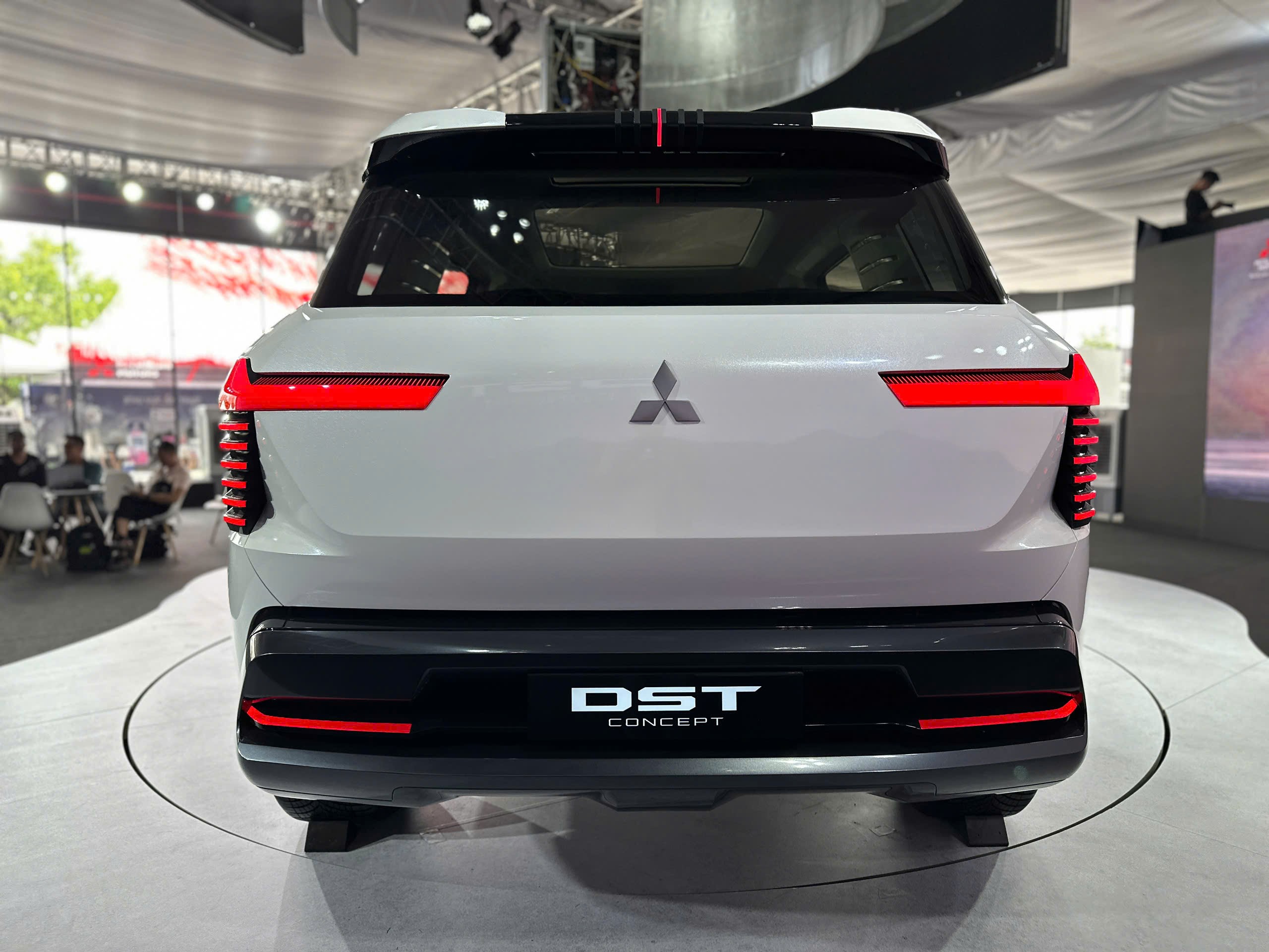 Cận cảnh xe ý tưởng Mitsubishi DST có mặt tại Việt Nam - 3