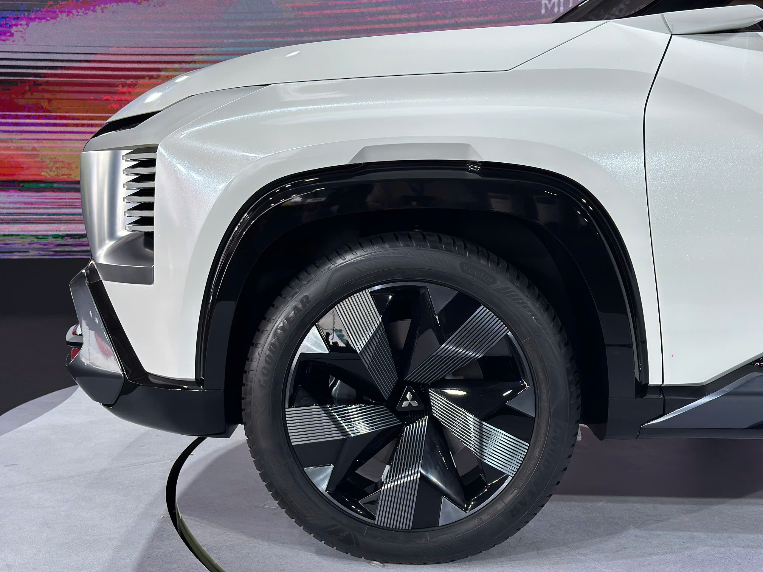 Cận cảnh xe ý tưởng Mitsubishi DST có mặt tại Việt Nam - 7