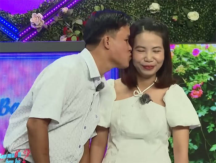 Chàng phó giám đốc hôn tới tấp bạn gái ngay lần đầu gặp - 6