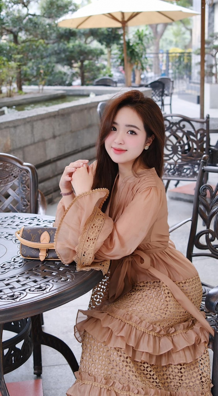 Phương Anh giờ đây ổn định cuộc sống, thiết lập trạng thái bình thường hóa, thường xuyên du lịch, check-in chốn sang chảnh.