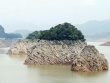 Hồ thủy điện Hòa Bình cạn bất thường, mực nước xuống thấp kỷ lục