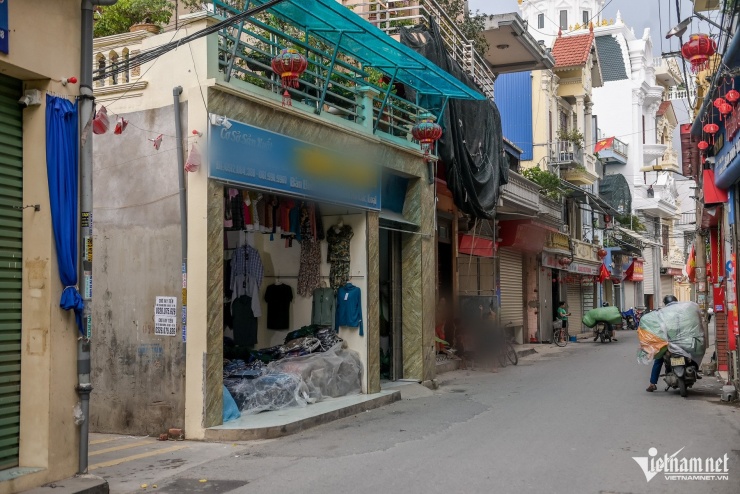 Lác đác một vài cơ sở kinh doanh trong làng Sắc (xã Mỹ Thắng) mở cửa. 