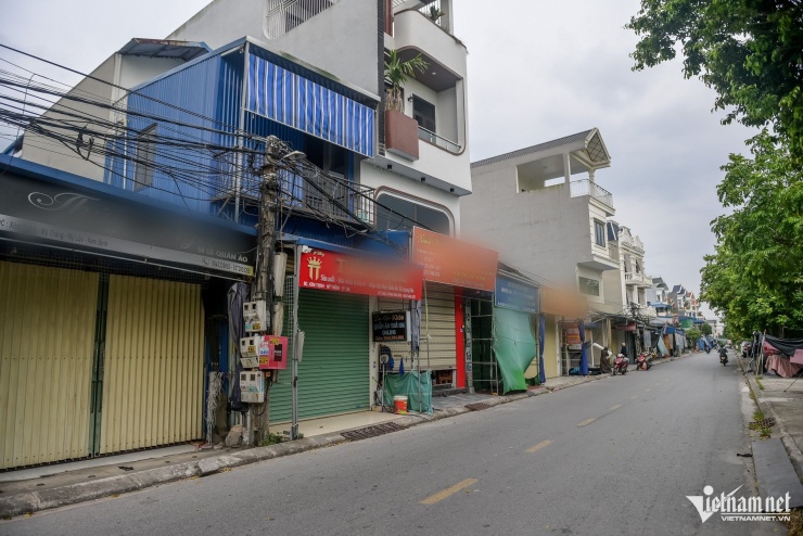 Tại trục đường chính ở xã Mỹ Thắng, hàng loạt cơ sở sản xuất, kinh doanh hàng may mặc đóng cửa. 