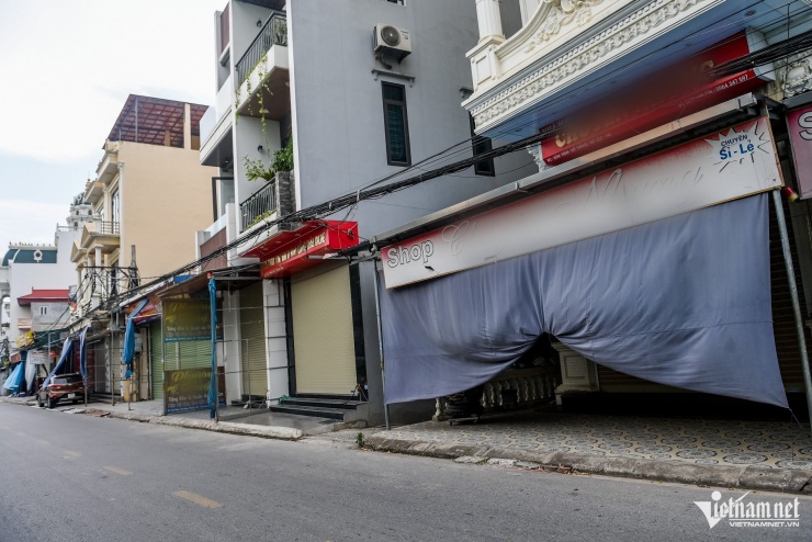 Các hộ kinh doanh ở trục đường chính xóm Thịnh (xã Mỹ Thắng) đóng cửa im lìm. 