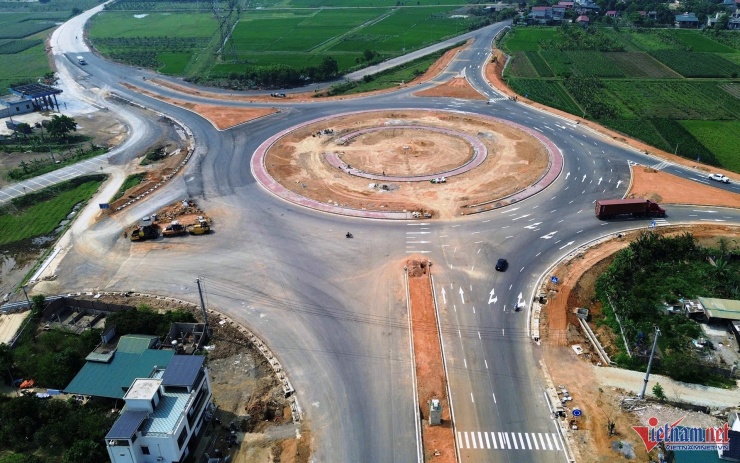 &nbsp;Điểm cuối giao với Quốc lộ 12B tránh thị trấn Nho Quan tại xã Văn Phong, huyện Nho Quan. Ảnh: T.N