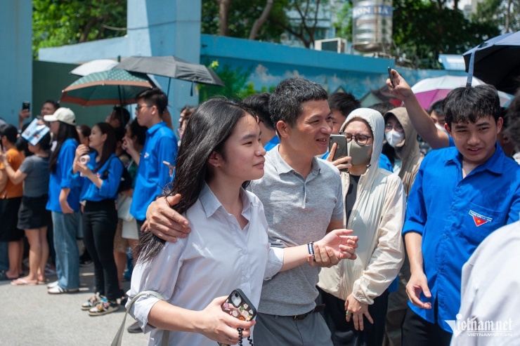 Thí sinh tại điểm thi THPT Nguyễn - Trãi Ba Đình được người thân đón sau buổi thi môn Toán. Ảnh: Thế Bằng