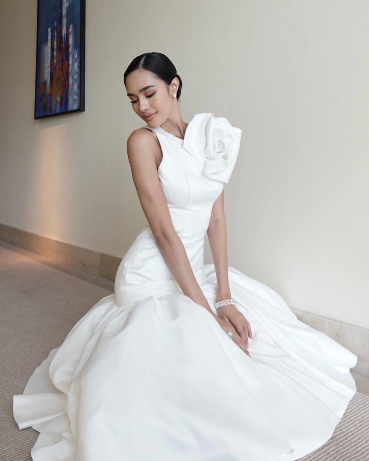 Phong cách thời trang kín cổng cao tường của cô gái sau 1 đêm kiếm được hơn 156 tỷ đồng - 5