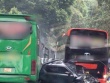 VIDEO: Tai nạn liên hoàn khiến xe ô tô bị "vò nát" giữa 2 xe khách, nhiều người bị thương