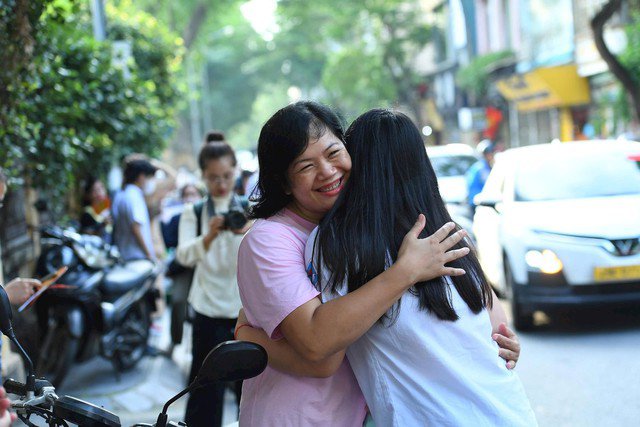 Hà Nội ngày thi lớp 10: Nơi tình yêu cha mẹ thắp sáng ước mơ con - 2
