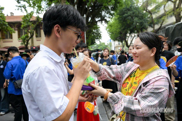Hà Nội ngày thi lớp 10: Nơi tình yêu cha mẹ thắp sáng ước mơ con - 9