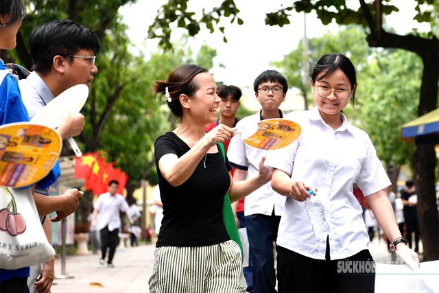 Hà Nội ngày thi lớp 10: Nơi tình yêu cha mẹ thắp sáng ước mơ con - 8