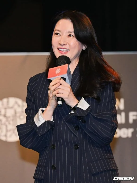 Được mệnh danh "nữ thần oxy", Lee Young Ae nay lộ rõ dấu hiệu lão hóa ở tuổi 54 nhưng có một điểm vẫn đẹp ngỡ ngàng - 9
