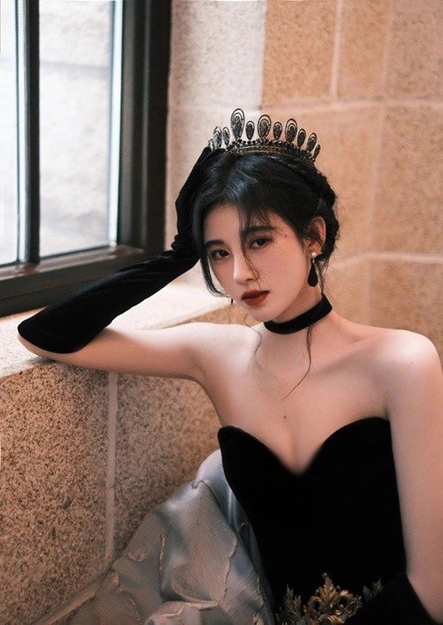 Cúc Tịnh Y khoe trọn vóc dáng cuốn hút với váy cúp ngực. Ảnh: Weibo Cúc Tịnh Y.