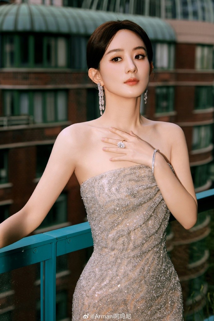 Một số nguồn tin nói Triệu Lệ Dĩnh đến LHP lần này dưới sự 'dẫn đường' của bạn trai tin đồn, Triệu Đức Dận, do anh có mối quan hệ mật thiết với đơn vị tổ chức.