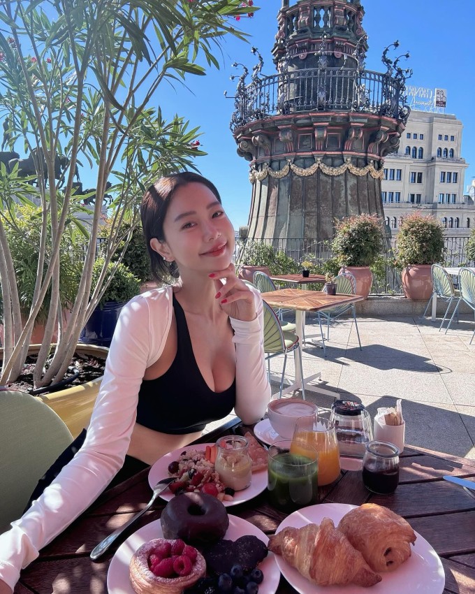 Clara Lee khoe nhan sắc ít son phấn ở độ tuổi tứ tuần