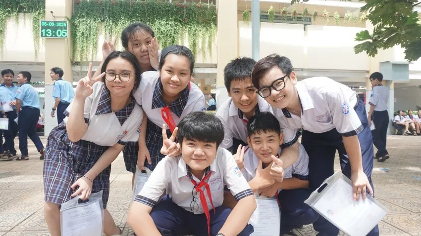 Thí sinh tại điểm thi Trường THCS Nguyễn Trãi trước giờ thi môn tiếng Anh. Ảnh: NGUYỄN QUYÊN