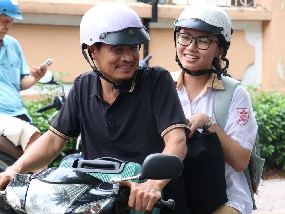 Cha và con gái sau khi kết thúc kỳ thi vào lớp 10. Ảnh: LONG VŨ