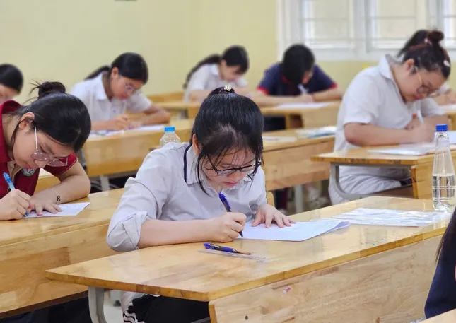 Sáng nay, hơn 102.000 thí sinh của Hà Nội thực hiện bài thi môn Toán.