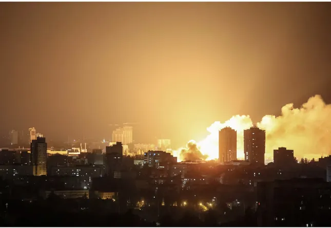 Khói bay lên ở Kiev sau cuộc tấn công bằng máy bay không người lái của Nga ngày 6/6. (Ảnh: Reuters)