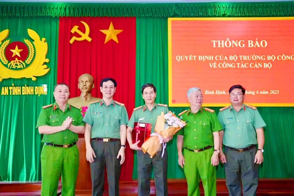 Đại tá Võ Đức Nguyện nhận quyết định nghỉ công tác hưởng chế độ hưu trí từ ngày 1-6-2025.