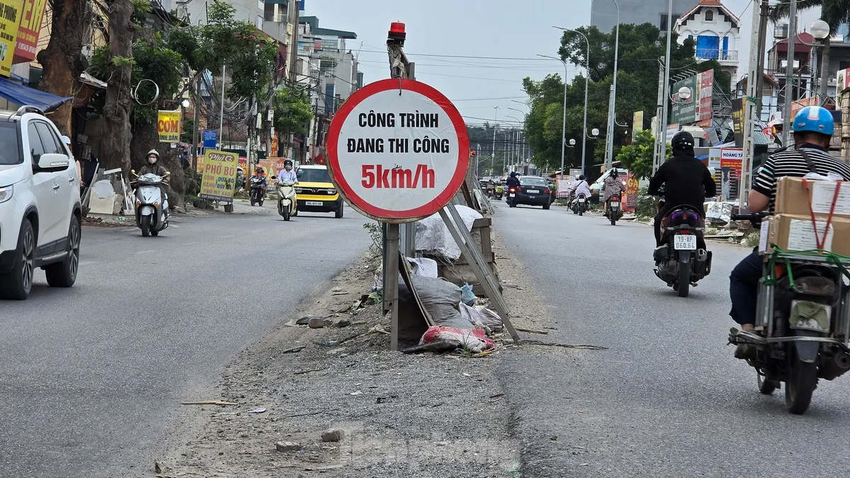 Tuy nhiên, theo ghi nhận thực tế, đoạn đường gần 700m đã thi công xong nửa mặt đường, nửa còn lại vẫn đang triển khai thi công.