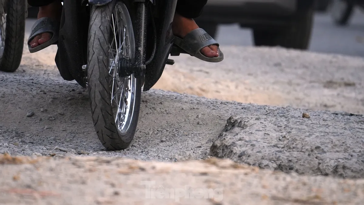 Hà Nội: Xe cộ như ‘làm xiếc’ trên 700m đường chậm tiến độ - 7