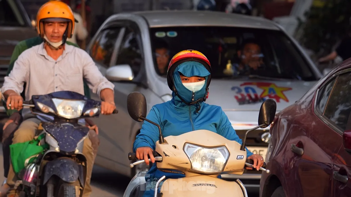 Hà Nội: Xe cộ như ‘làm xiếc’ trên 700m đường chậm tiến độ - 10