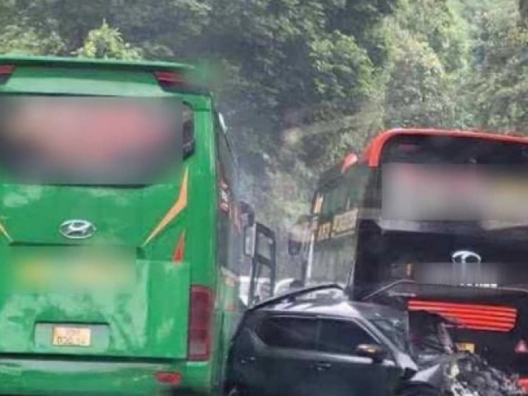 VIDEO: Tai nạn liên hoàn khiến xe ô tô bị "vò nát" giữa 2 xe khách, nhiều người bị thương