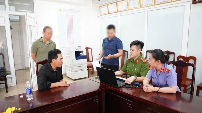 Cơ quan chức năng TP Huế lấy lời khai đối với Phan Văn Phú (áo đen, bìa trái).