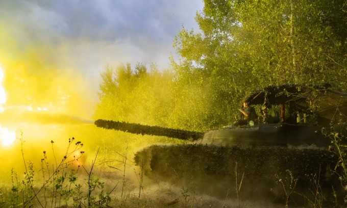 Xe tăng Nga khai hỏa về phía lực lượng Ukraine hồi tháng 9/2024. Ảnh: RIA Novosti