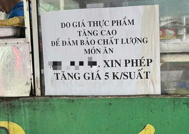 Nhiều quán ăn tăng từ 5.000 - 10.000 đồng/suất để đảm bảo chất lượng món ăn. Ảnh: D.Anh.