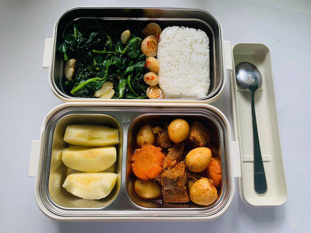 Nhiều bạn trẻ đã chọn mang cơm đi làm để tiết kiệm chi phí.