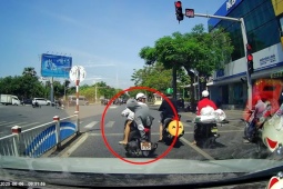 Clip: Hai thanh niên che biển số vượt đèn đỏ, làm rơi luôn điện thoại giữa đường