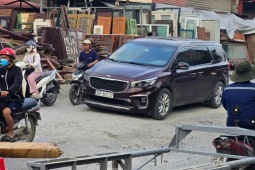 Hà Nội: Xe cộ như ‘làm xiếc’ trên 700m đường chậm tiến độ