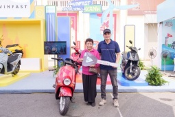 Người dân Hải Phòng, Đà Nẵng hào hứng “đổi xe xăng, lấy xe máy điện”