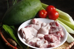 Có nên ngâm xương, thịt trước khi nấu?