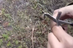 Lính Nga dùng kéo cắt dây của drone cáp quang Ukraine