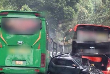 VIDEO: Tai nạn liên hoàn khiến xe ô tô bị "vò nát" giữa 2 xe khách, nhiều người bị thương