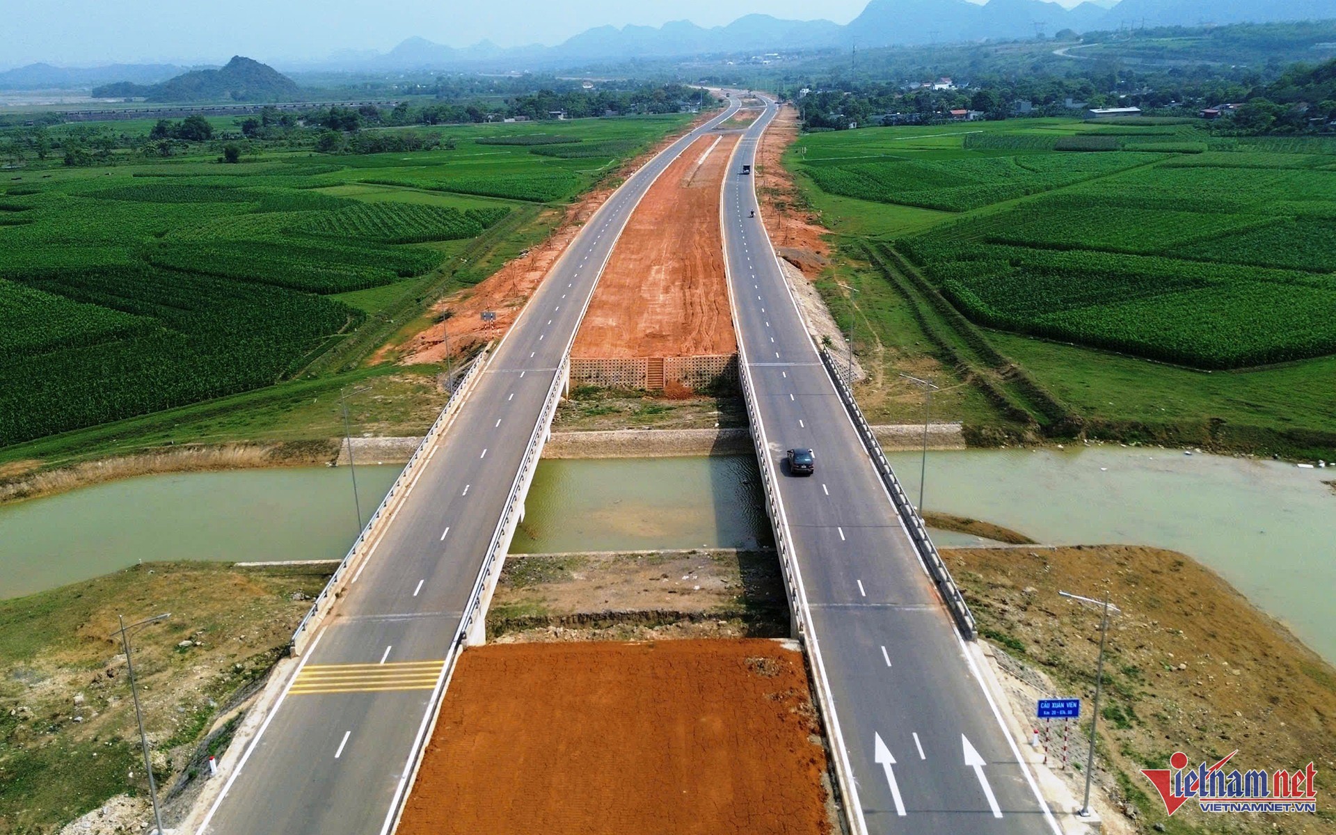 Ngắm đại lộ gần 2.000 tỷ đồng vừa được đặt tên ở Ninh Bình - 7