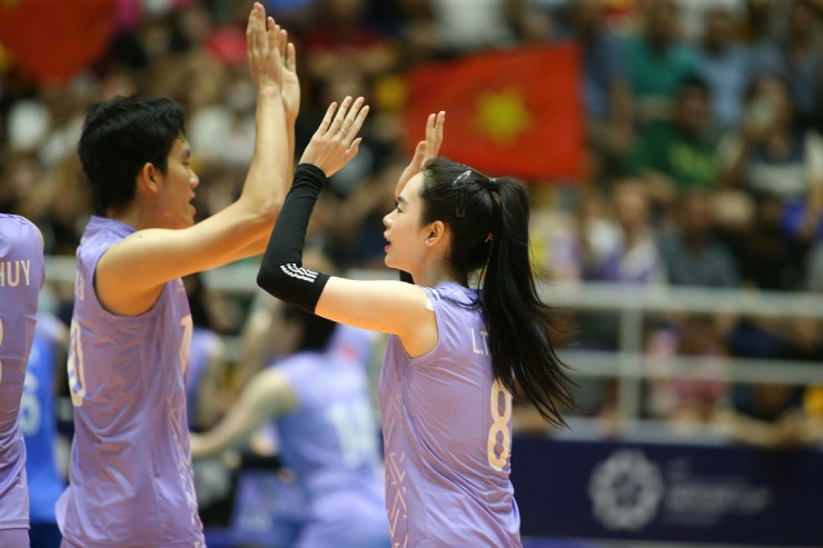 Tuyển Việt Nam thi đấu trong màu áo mới rất nổi bật vào tối 8/6 tại Nhà thi đấu Đông Anh, Hà Nội&nbsp;