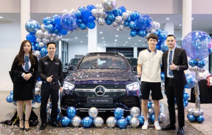 Hoàng Đức mua một chiếc Mercedes-Benz GLC 300 4Matic sau khi&nbsp;cùng đội tuyển U23 Việt Nam vô địch SEA Games 31.