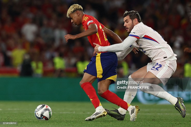 Theo Hernandez buộc phải ôm lấy Yamal mới ngăn cản được pha đi bóng của cậu