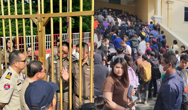Tắc nghẽn ở cửa khẩu Poipet&nbsp;sau khi Thái Lan ra lệnh hạn chế giờ hoạt động (ảnh: Khmer Times)